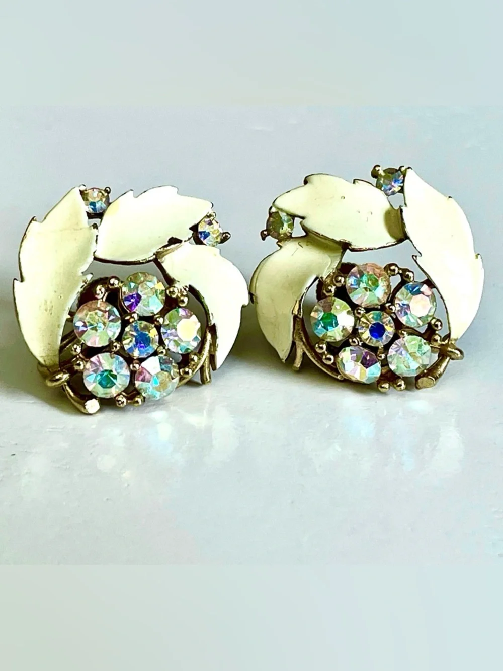 Lisner Vintage 1950s Aurora Borealis Rhinestone Enamel Leaf Clip Earrings Floral